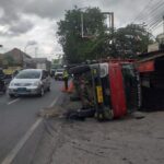 Bengkel Motor Rusak Tertimpa Dump Truk Muat Batu Bara Yang Terguling di Balongbendo