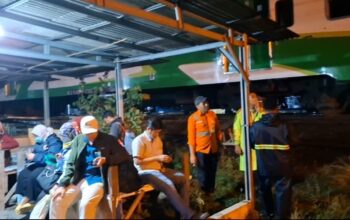 Penumpang comuter setelah berhasil dievakuasi, seluruh penumpang selamat