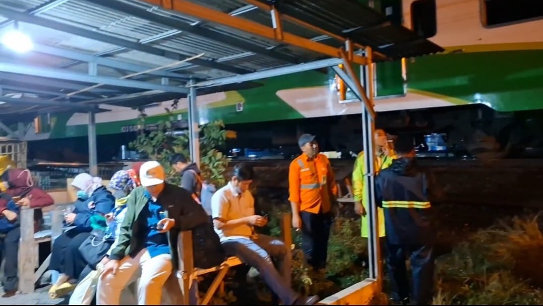 Penumpang comuter setelah berhasil dievakuasi, seluruh penumpang selamat
