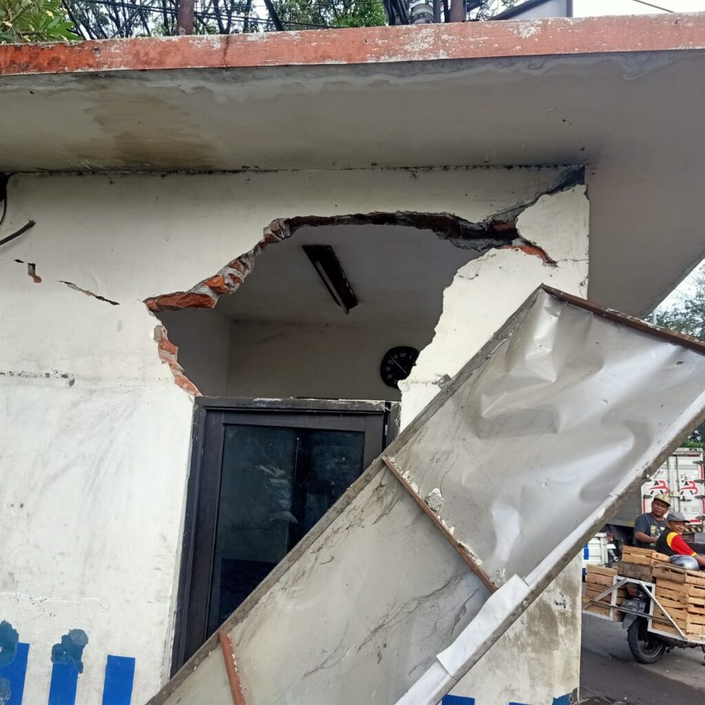 Hendak Berbelok, Truk Tronton Serempet Pos Polisi di Simpang Tiga Kletek Sidoarjo