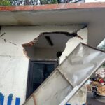 Hendak Berbelok, Truk Tronton Serempet Pos Polisi di Simpang Tiga Kletek Sidoarjo
