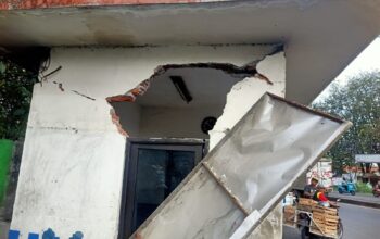 Pos Polisi simpang tiga Kletek rusak parah setelah terserempet bak truk