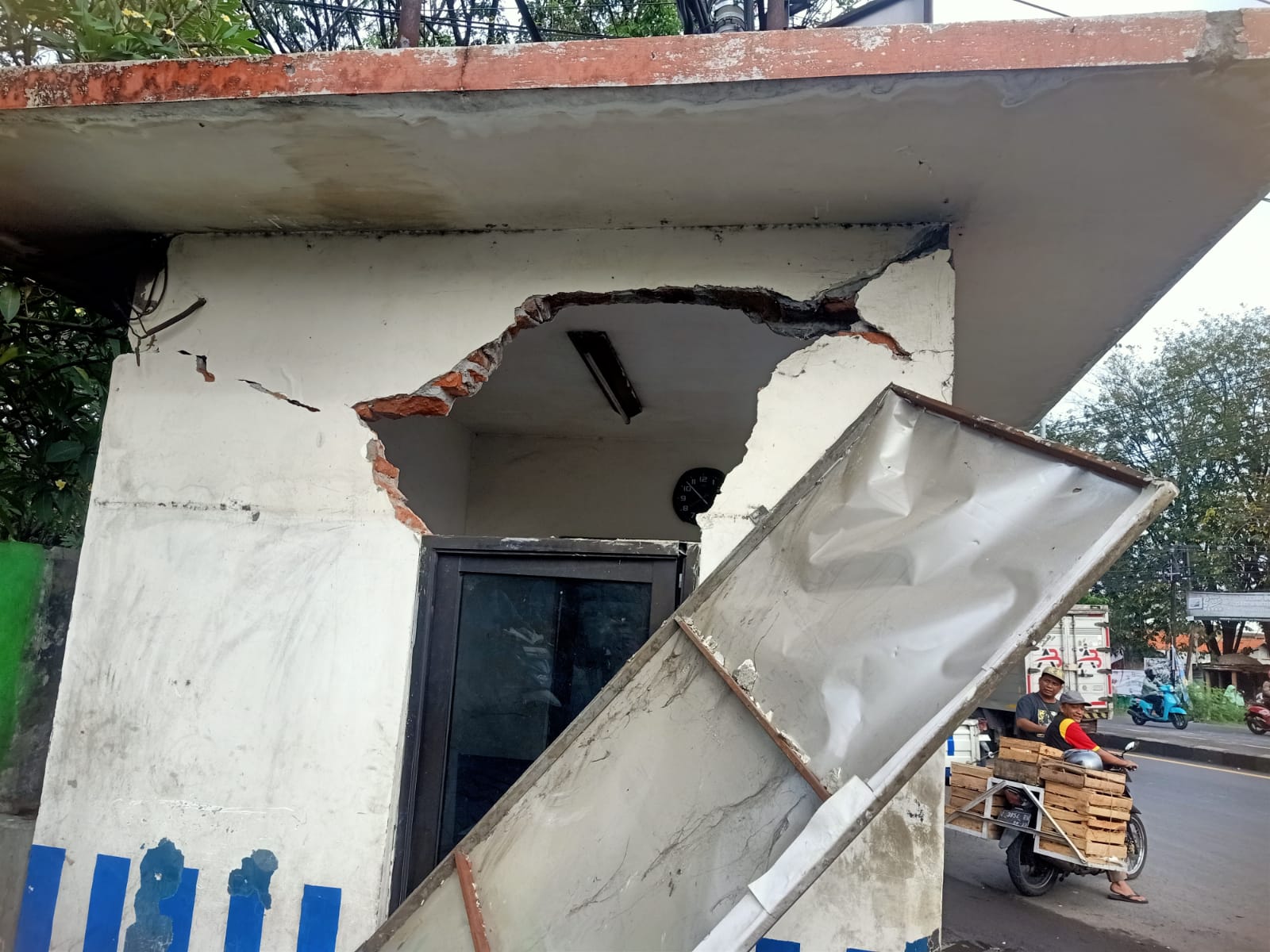 Pos Polisi simpang tiga Kletek rusak parah setelah terserempet bak truk
