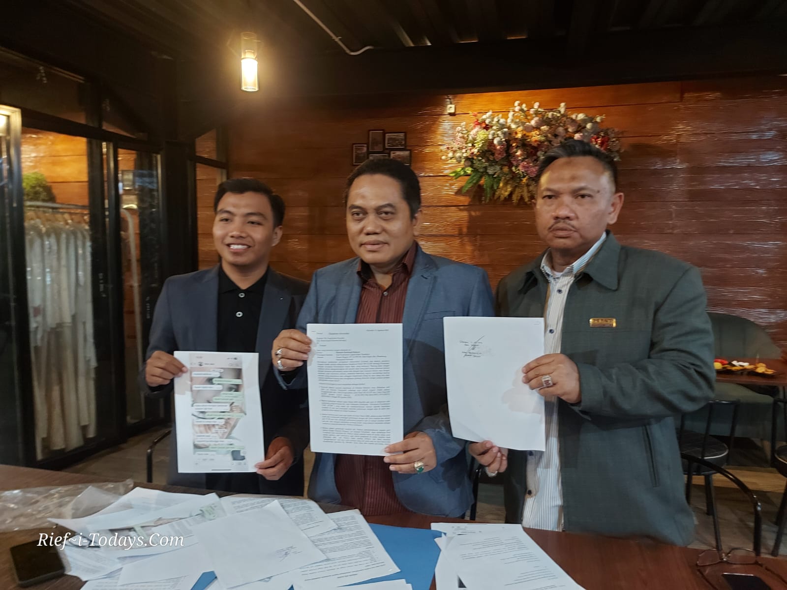 Kuasa Hukum RRH menunjukkan bukti surat dumas terkait dugaan pemerasan yang dilakukan oknum wartawan