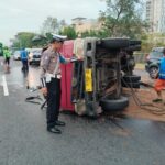 Truk Tangki Muat Air Terguling di Tol Sidoarjo Arah Waru, Lalu Lintas Sempat Tersendat