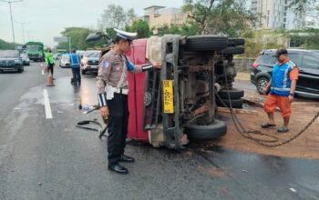 Truk tangki air terguling dijalan tol Sidoarjo yang sempat memacetkan arus lalu lintas