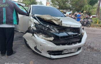 Mobil Harrier yang lepas kendali menabrak sepeda motor setelah pengemudi salah injak pedal gas