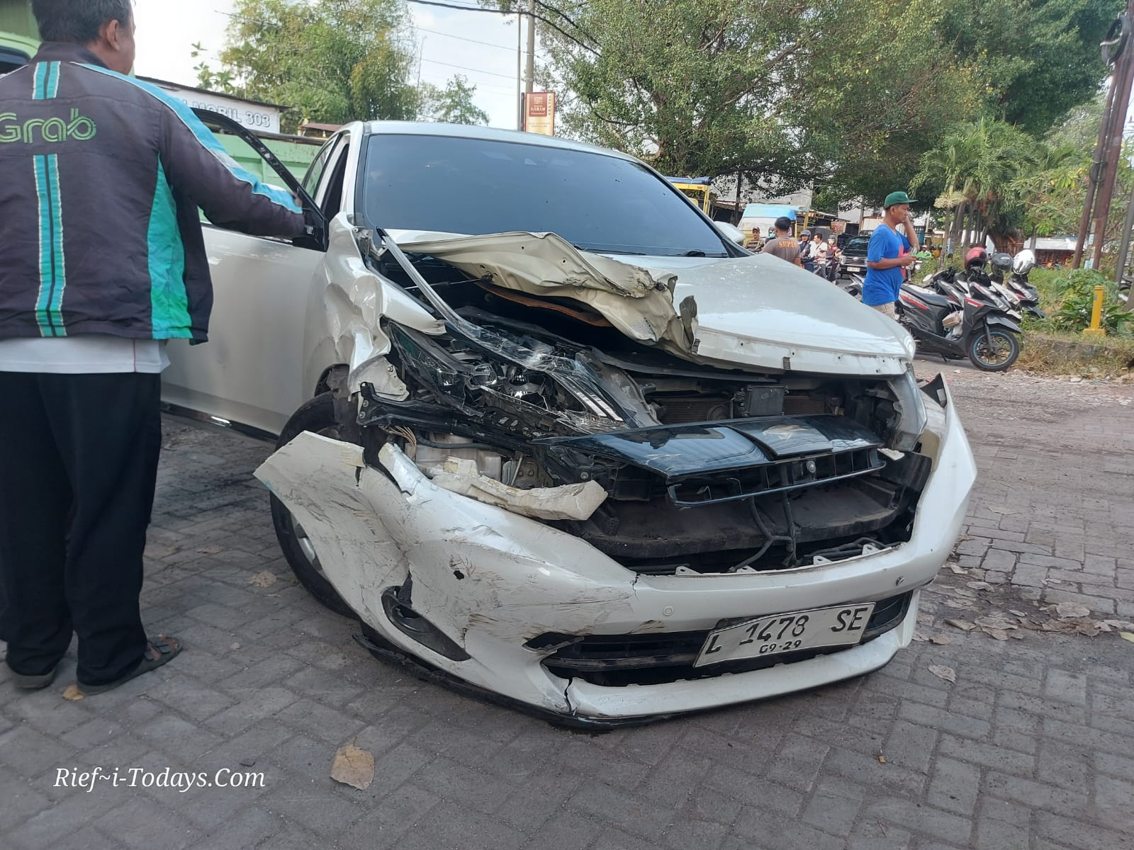 Mobil Harrier yang lepas kendali menabrak sepeda motor setelah pengemudi salah injak pedal gas