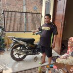 Mat Jupri menunjukkan tempat sepeda motornya yang hilang saat terparkir diteras rumah