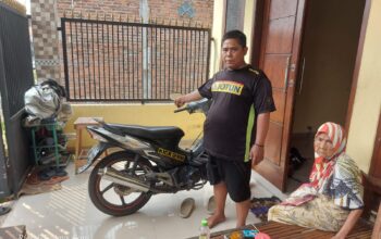 Mat Jupri menunjukkan tempat sepeda motornya yang hilang saat terparkir diteras rumah