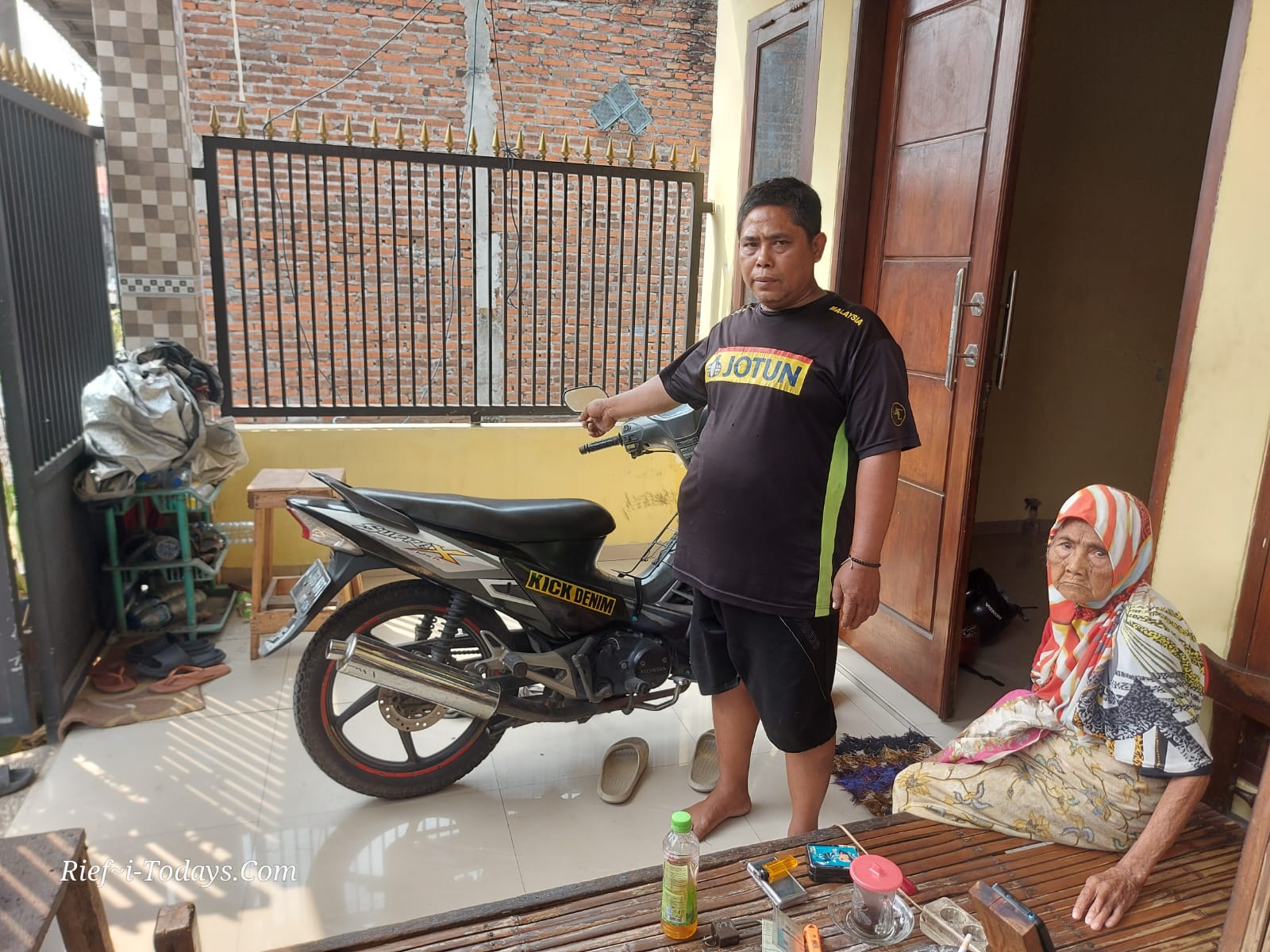 Mat Jupri menunjukkan tempat sepeda motornya yang hilang saat terparkir diteras rumah