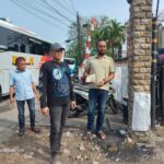 Kanit Reskrim Polsek Waru AKP Adik Agung Putrawan (Kaos hitam) menunjukkan barang bukti batu yang dilempar kekepala calo bus oleh pengeroyok