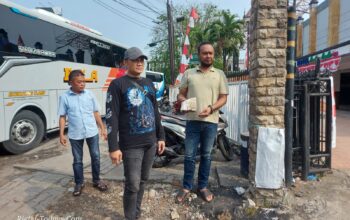 Kanit Reskrim Polsek Waru AKP Adik Agung Putrawan (Kaos hitam) menunjukkan barang bukti batu yang dilempar kekepala calo bus oleh pengeroyok