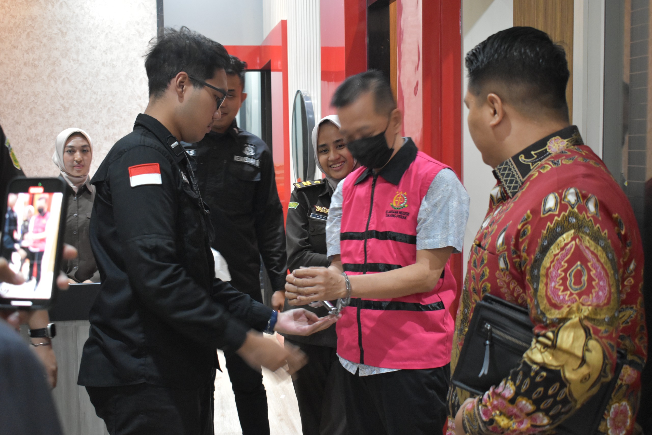 Kejari Tanjung Perak tahan tersangka korupsi.