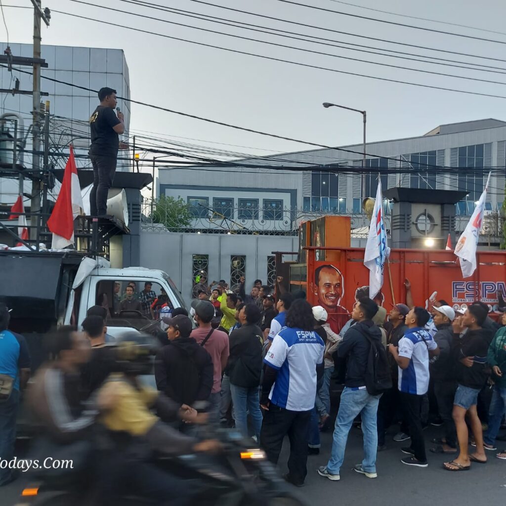 Suasana Memanas, Massa Aksi Buruh Didepan PT Borwita Citra Prima dan Polisi Terlibat Saling Dorong di Taman Sidoarjo