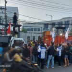 Massa aksi buruh dari FSPMI memblokade pintu gerbang PT Borwita Citra Prima di Jalan Raya Taman