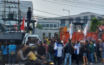 Suasana Memanas, Massa Aksi Buruh Didepan PT Borwita Citra Prima dan Polisi Terlibat Saling Dorong di Taman Sidoarjo
