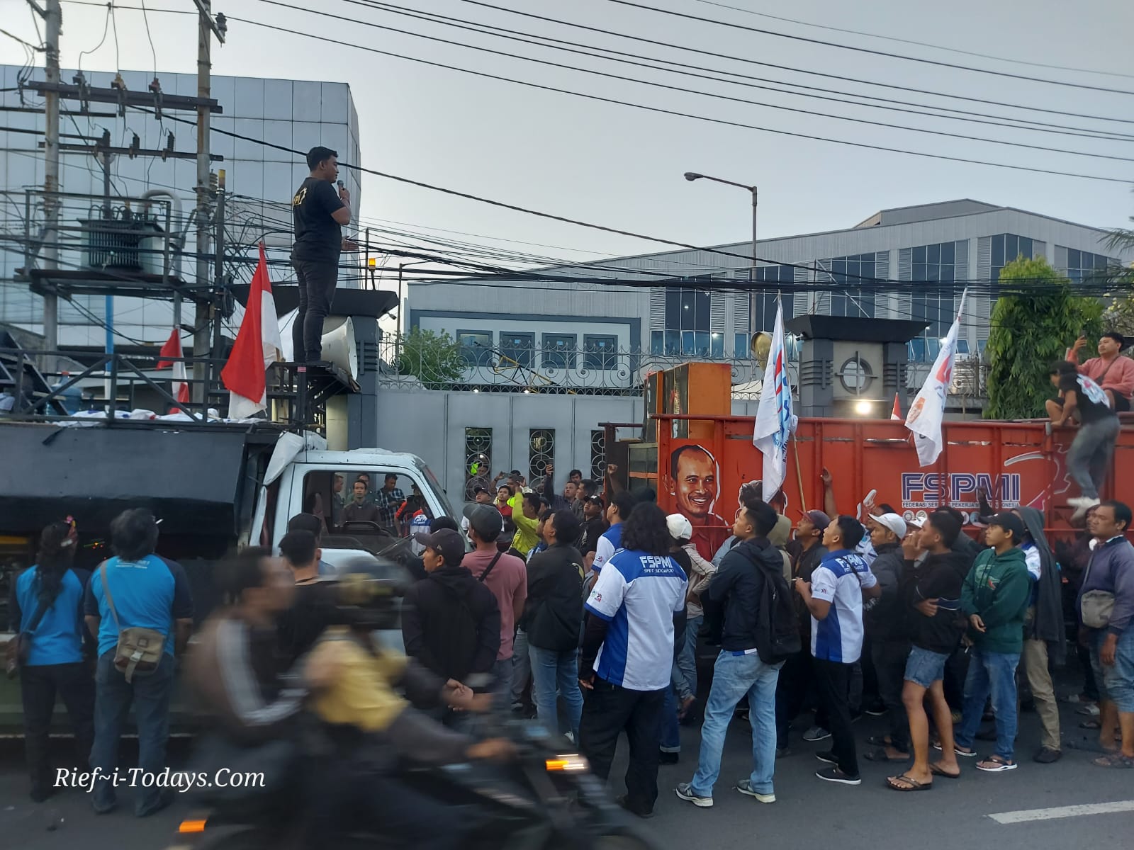 Massa aksi buruh dari FSPMI memblokade pintu gerbang PT Borwita Citra Prima di Jalan Raya Taman