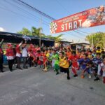 Camat Taman, Arie Prabowo, S.STP, M.PSDM melepas peserta Fun Run tingkat SD/MI Se-Kecamatan Taman dari Lapangan Desa Krembangan