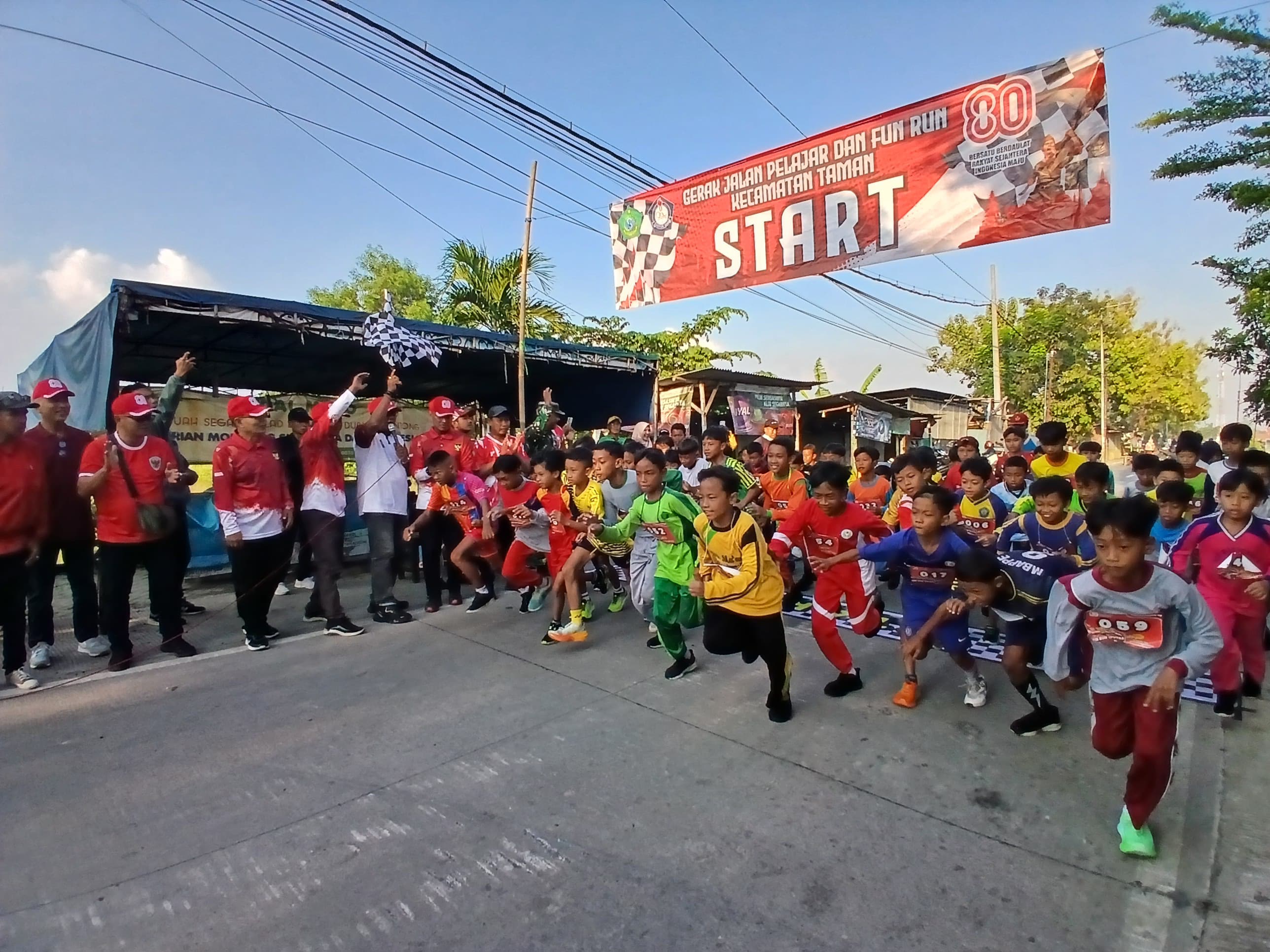Camat Taman, Arie Prabowo, S.STP, M.PSDM melepas peserta Fun Run tingkat SD/MI Se-Kecamatan Taman dari Lapangan Desa Krembangan
