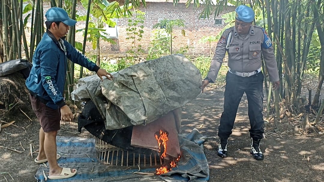 Tidak berhasil menangkap pelaku judi sabung ayam, petugas membakar seluruh sarana dan alat yang ada diarena sabung ayam