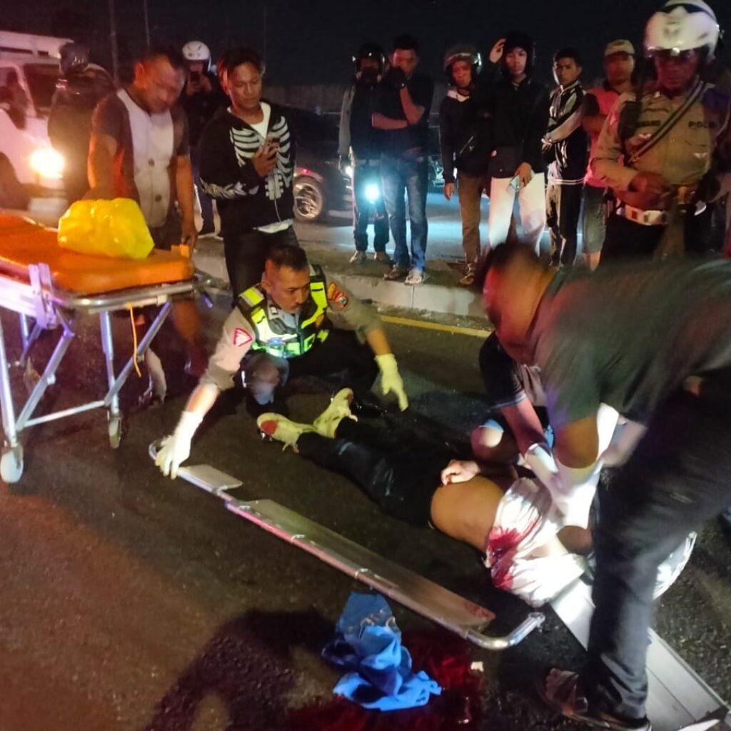 Pemuda Asal Malang Tewas Hantam Pohon di Jalan Raya Porong