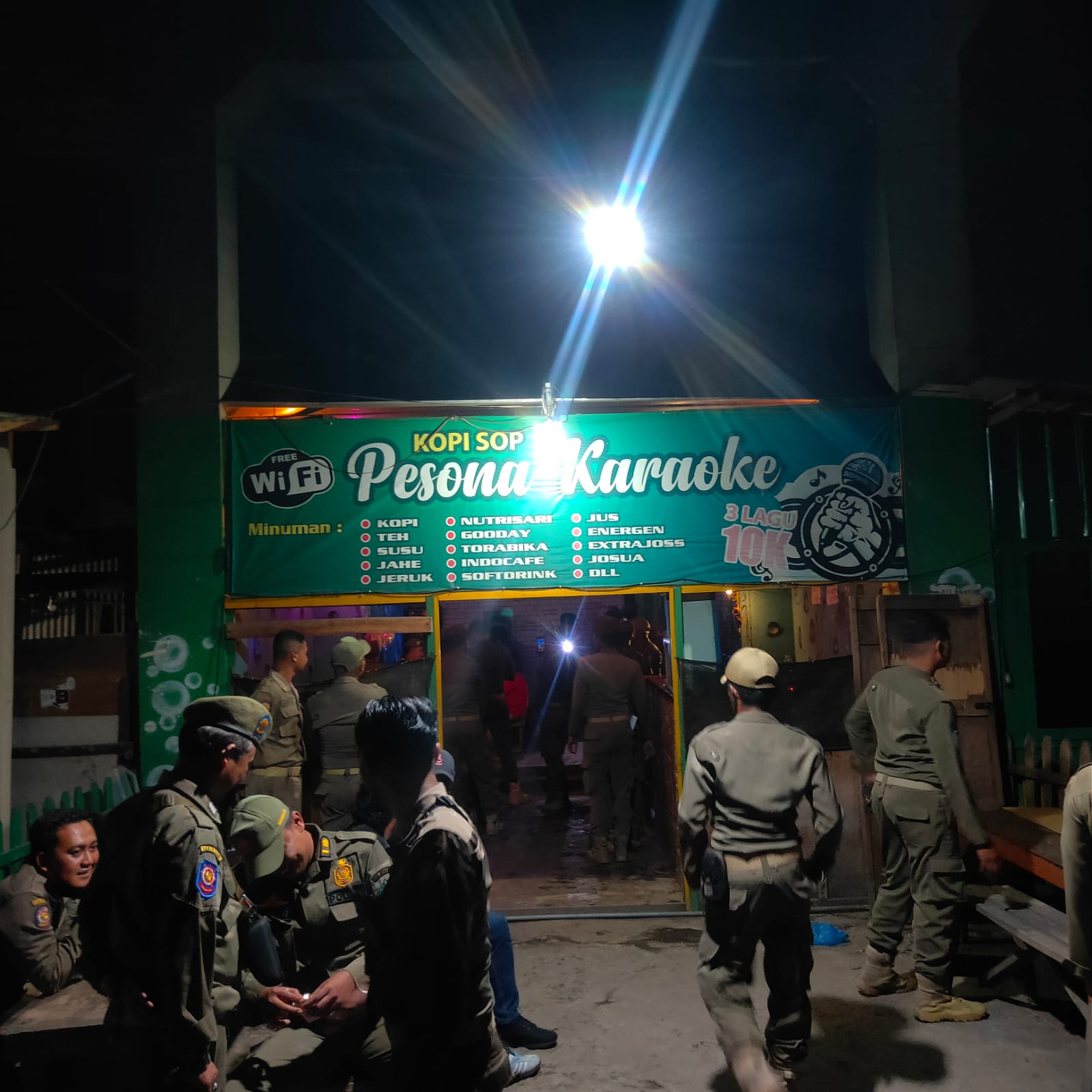 Salah satu warung remang-remang dikawasan Kecamatan Taman yang terkena operasi PEKAT dan ditemukan pemandu lagu tanpa identitas