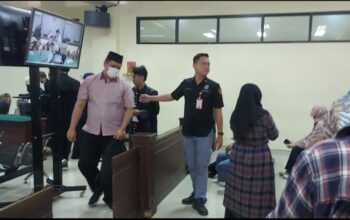 Heri Achmadi (baju merah muda) divonis 3 tahun penjara oleh Majelis Hakim Pengadilan Tipikor, sementara Sari Diah Ratna (kotak-kotak) divonis 1,2 tahun