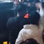 Warga yang geram memberi "Salam olah raga" kepada pasangan yang diduga selingkuh