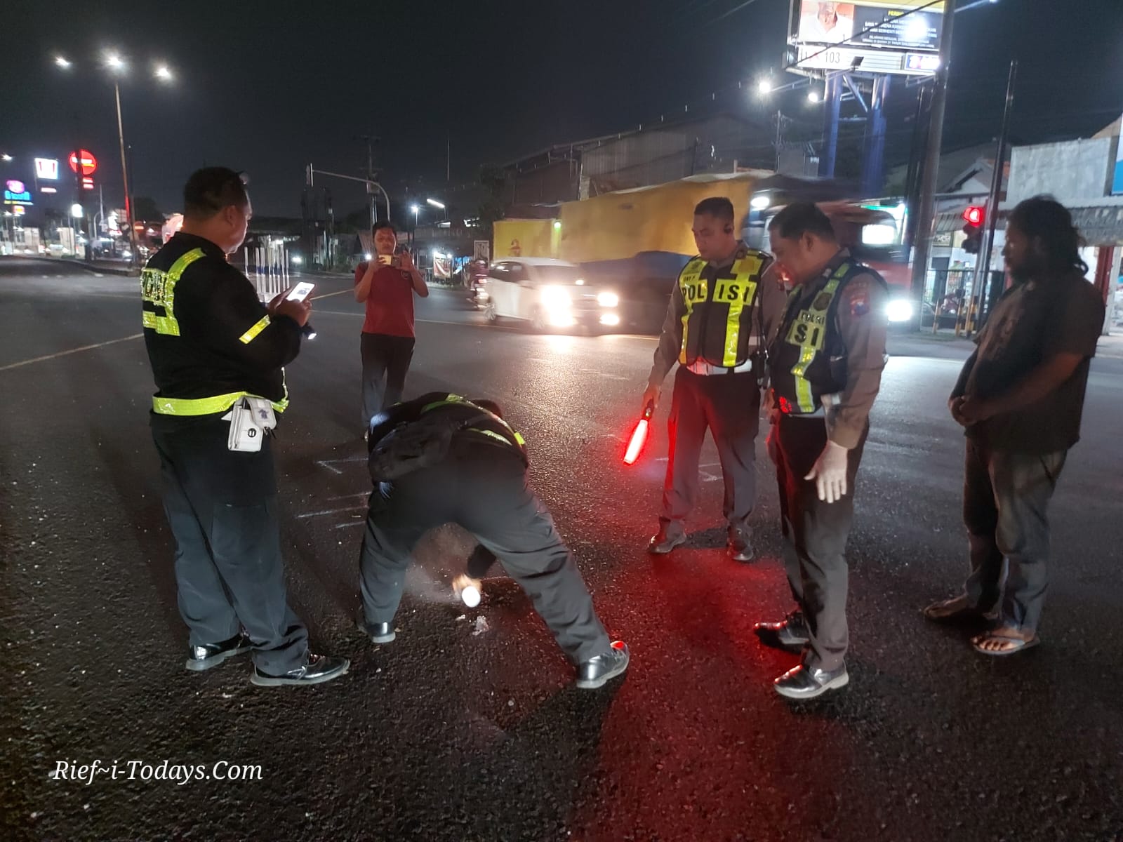 Polisi melakukan olah tkp dilokasi laka lantas Jalan Geluran Taman