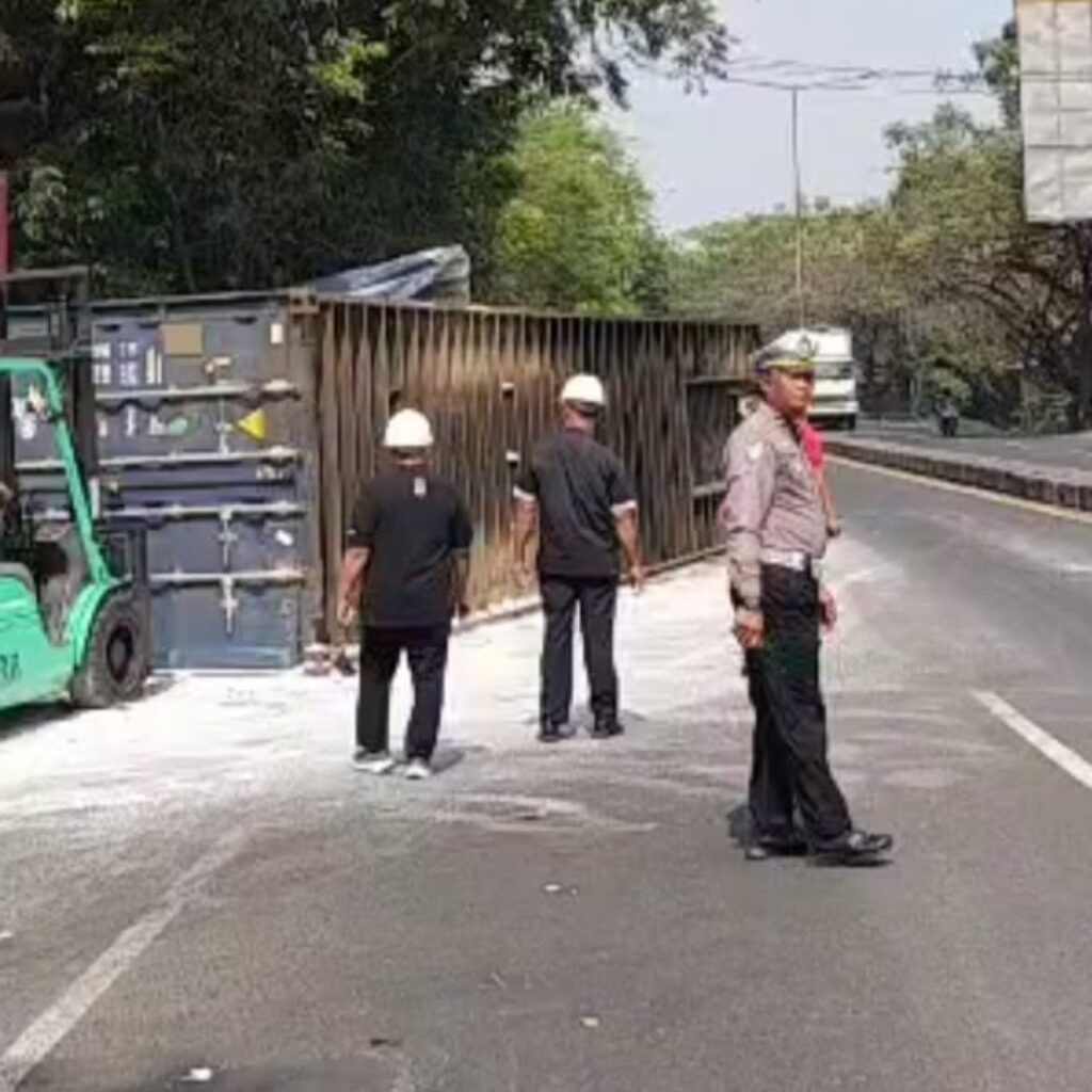 Dump Truk Hantam Trailer di Jalan Raya Bringinbendo, Kontainer Terguling Sempat Akibatkan Kemacetan