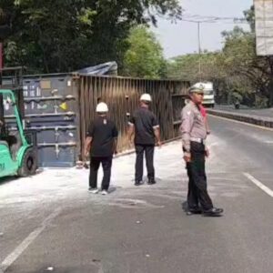Dump Truk Hantam Trailer di Jalan Raya Bringinbendo, Kontainer Terguling Sempat Akibatkan Kemacetan