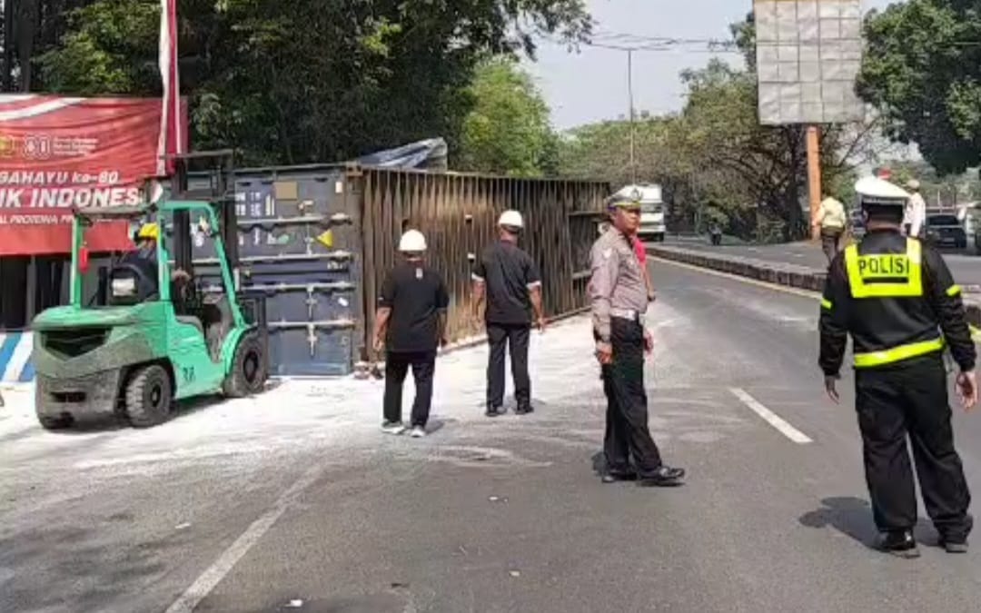 Proses evakuasi kontainer yang terguling dan menutup sebagian badan Jalan Raya nasional Bringinbendo