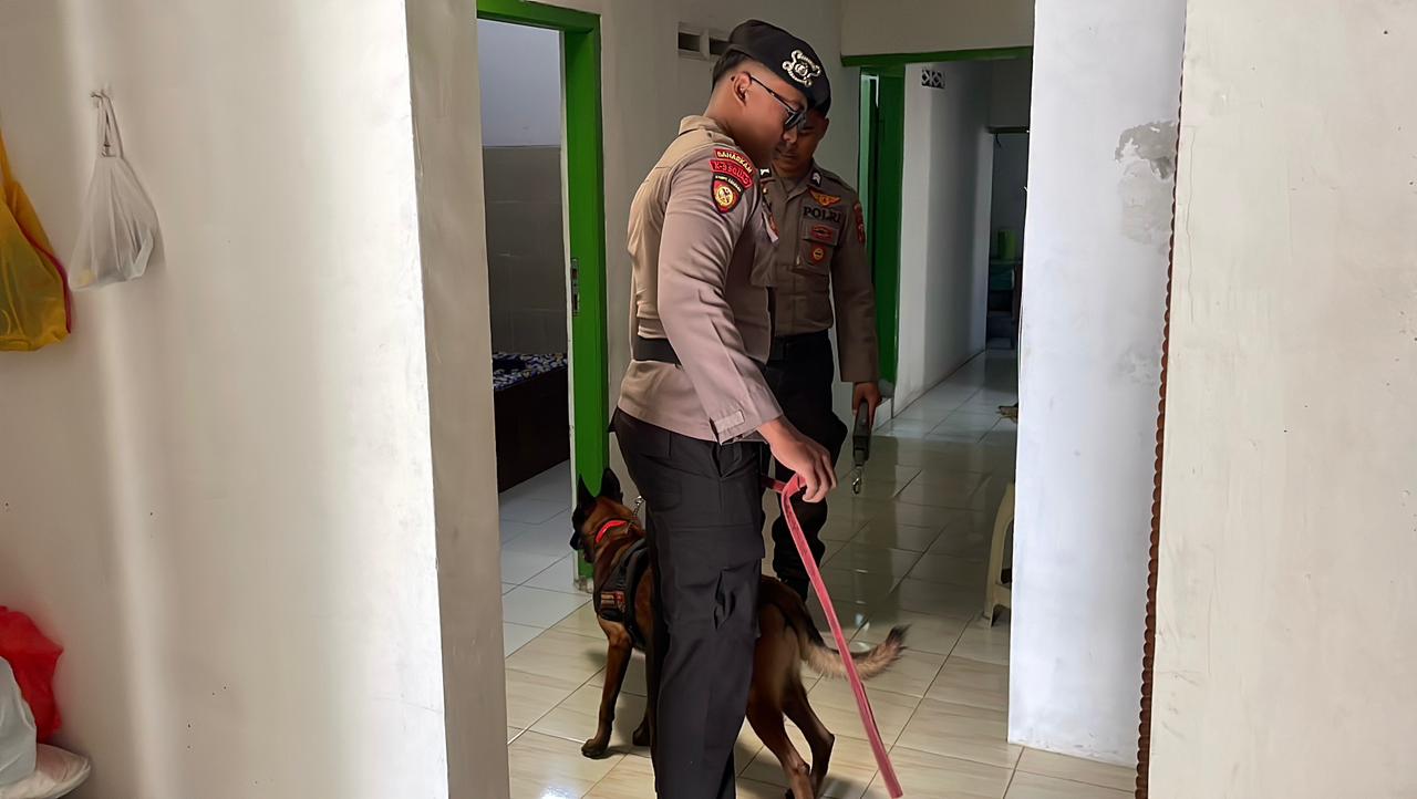 Anjing pelacak diterjunkan untuk menelusuri jejak pembobol rumah warga Bebekan Taman