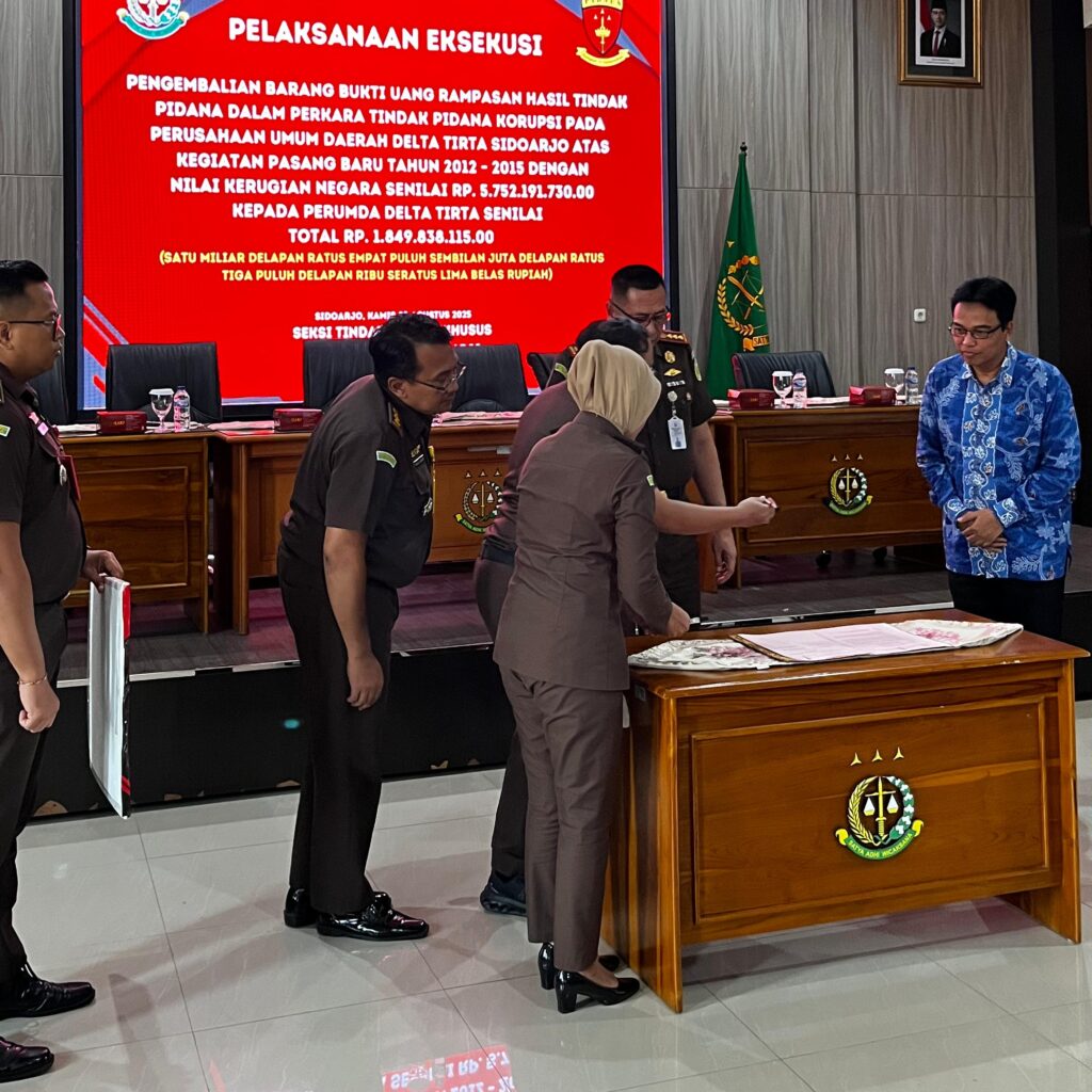 Kejari Sidoarjo Serahkan Uang Sitaan Korupsi Rp1,8 Miliar ke Perumda Delta Tirta
