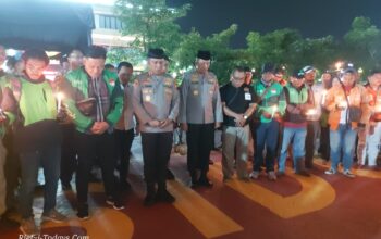Massa Ojol Nyalakan Seribu Lilin di Mapolresta Sidoarjo, Kapolresta Sampaikan Duka Cita untuk Affan Kurniawan