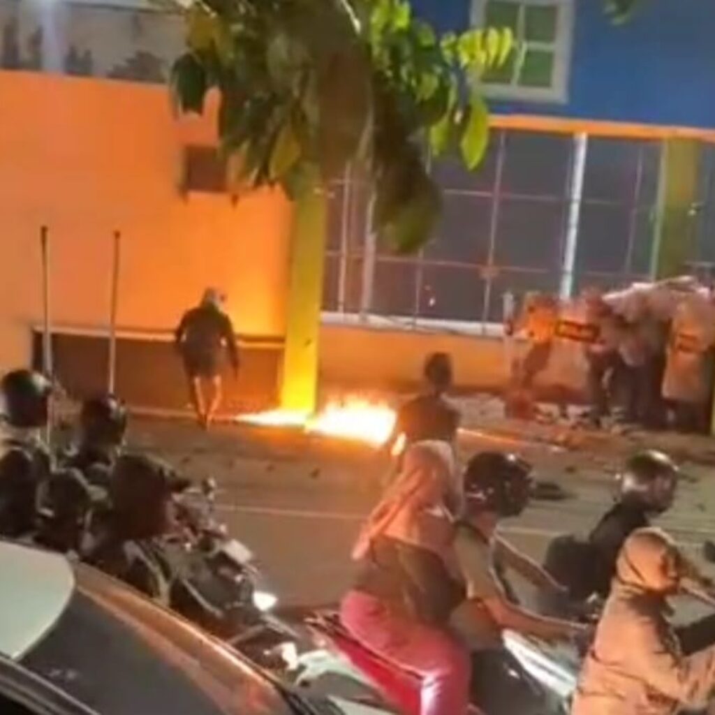 Kericuhan Aksi Solidaritas di Surabaya Merembet ke Waru, Pos Polisi Dibakar Massa