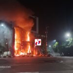 Pos Polisi bundaran Waru jadi sasaran penjarahan dan pembakaran dini hari tadi