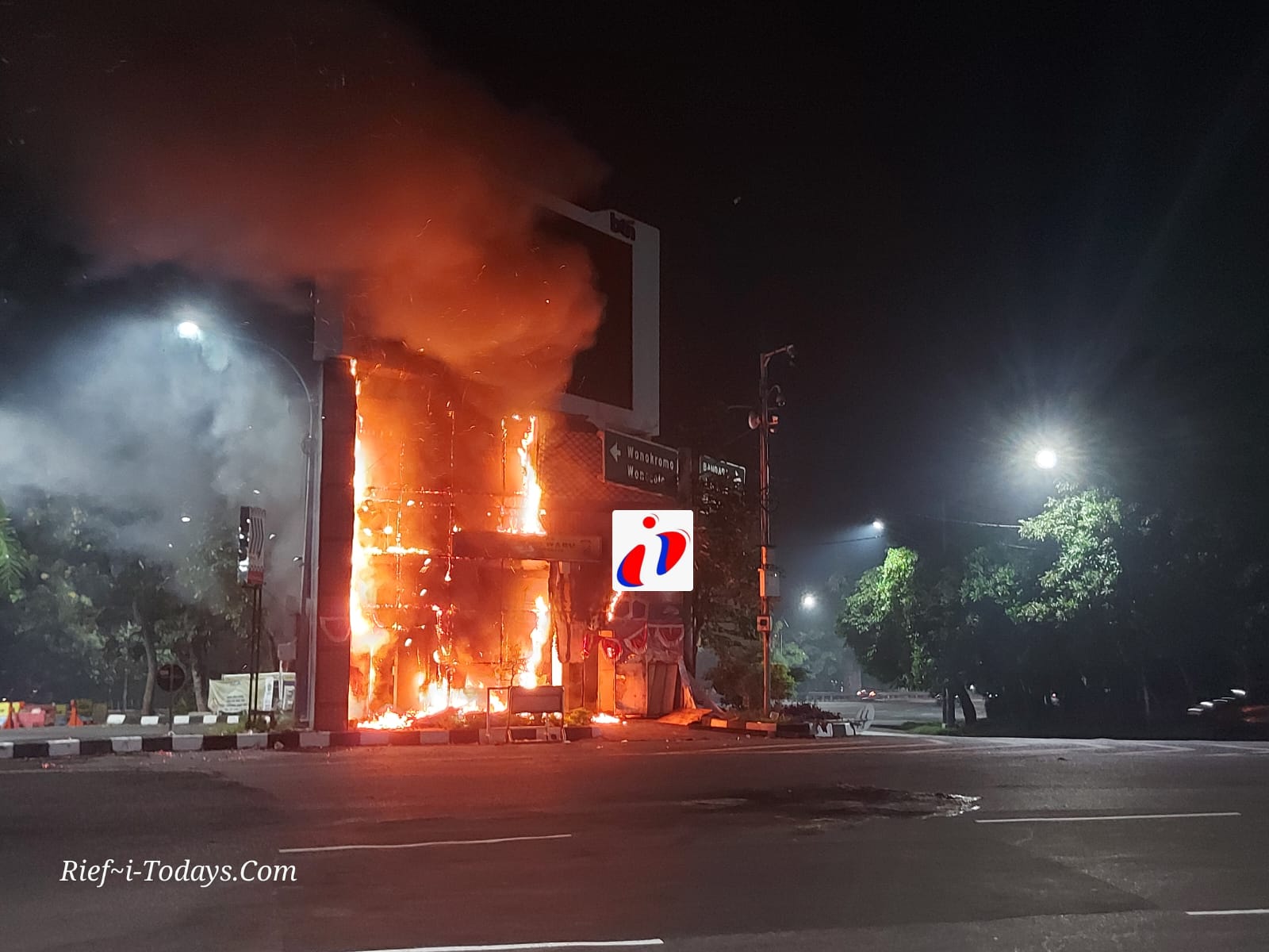 Pos Polisi bundaran Waru jadi sasaran penjarahan dan pembakaran dini hari tadi