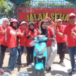 Pemenang hadiah utama tampak sangat bersuka cita menerima dari Kades Pertapan Maduretno (berkacamata)