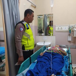 Hendak Menyeberang Jalan, Lansia di Sidoarjo Alami Luka Serius Akibat Tabrakan