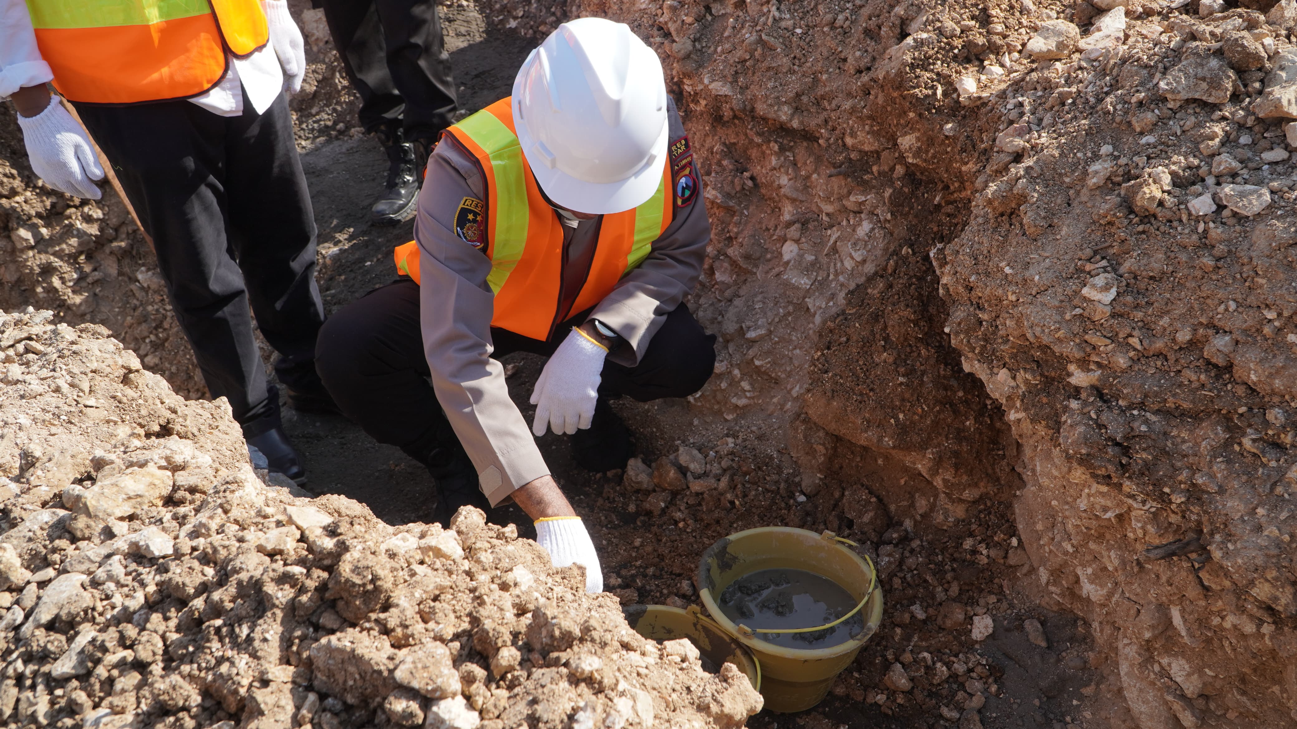 Prosesi kegiatan groundbreaking pembangunan SPPG Polri di Jimbe, Kabupaten Blitar oleh Polres Blitar