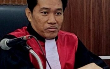 Hakim Safruddin tegur cara berpakaian terdakwa yang terlalu terbuka.