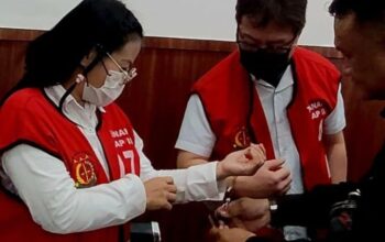 Pasutri Diana-Handy saat jalani sidang di PN Surabaya.
