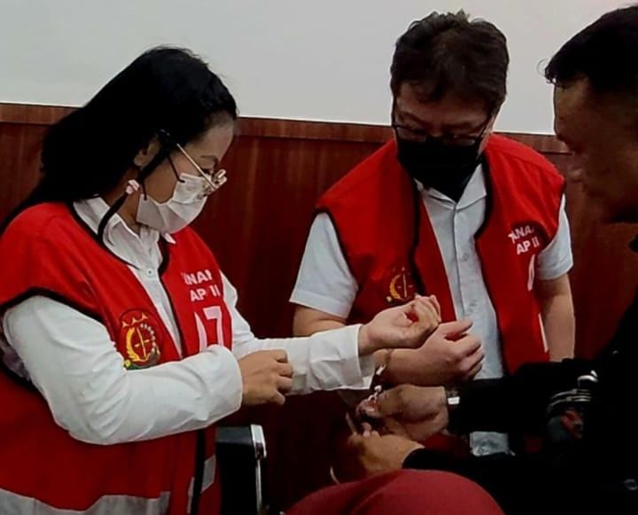 Pasutri Diana-Handy saat jalani sidang di PN Surabaya.