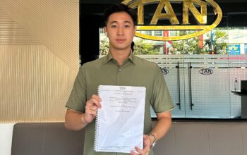 Daniel Julian Tangkau, S.H., M.Kn., LL.M. tunjukkan surat gugatan rekonvensi pada PT Anyar.
