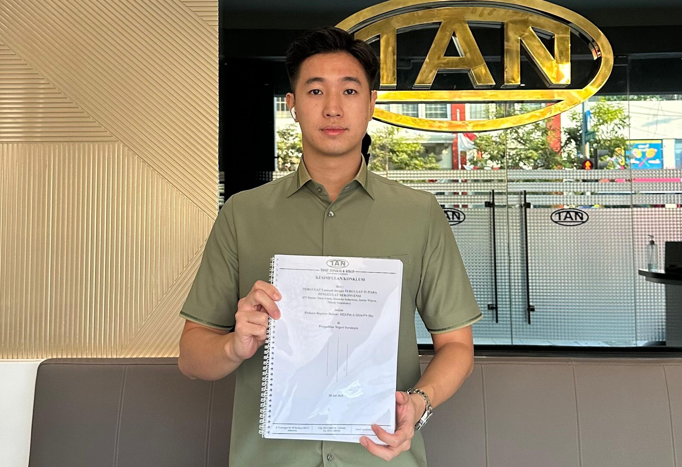Daniel Julian Tangkau, S.H., M.Kn., LL.M. tunjukkan surat gugatan rekonvensi pada PT Anyar.