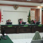 Ketiga terdakwa TPPO tranplantasi ginjal saat jalani sidang di PN Sidoarjo.