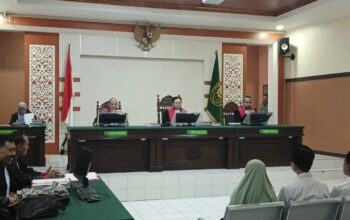 Ketiga terdakwa TPPO tranplantasi ginjal saat jalani sidang di PN Sidoarjo.
