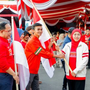 361 Pendaki Dilepas Gubernur Khofifah, Kibarkan Merah Putih 80 Meter di Arjuno